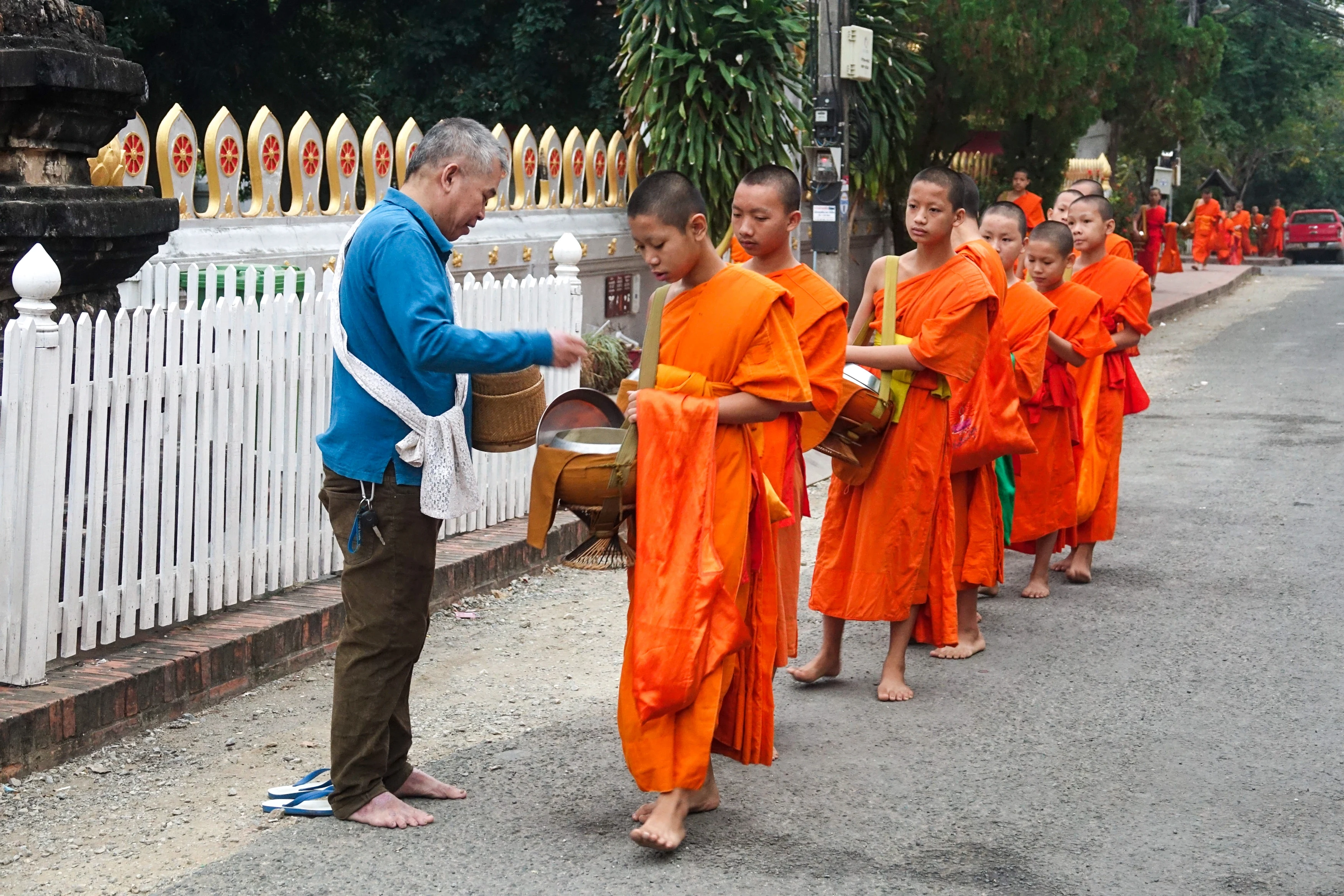 LA-Studiereis Evelyn-Luang Prabang morning alarms  (2).webp