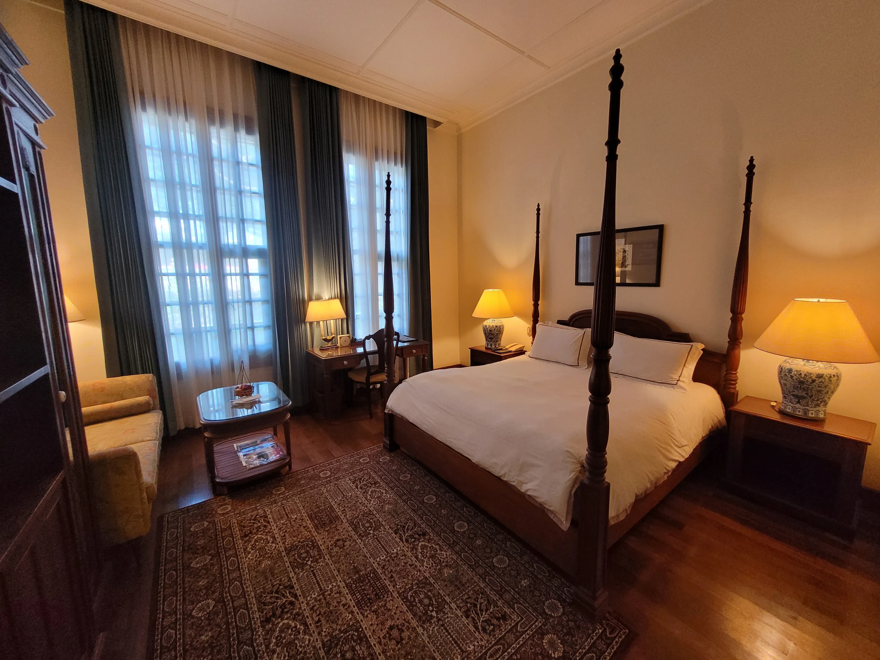 LA-Studiereis Evelyn- Settha palace-Bedroom (3).webp