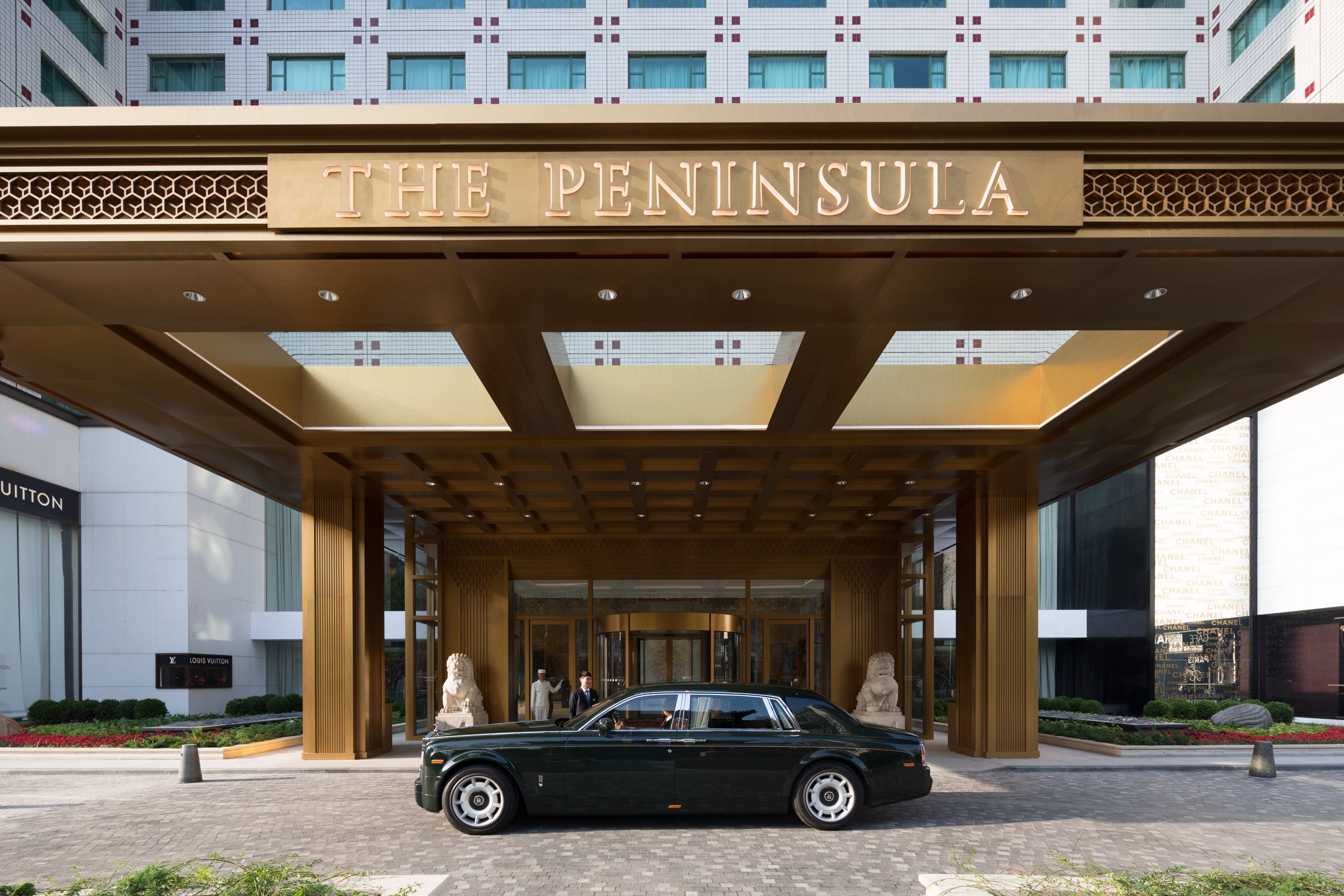 CN - The Peninsula Beijing -Entrance and Rolls-Royce.jpg