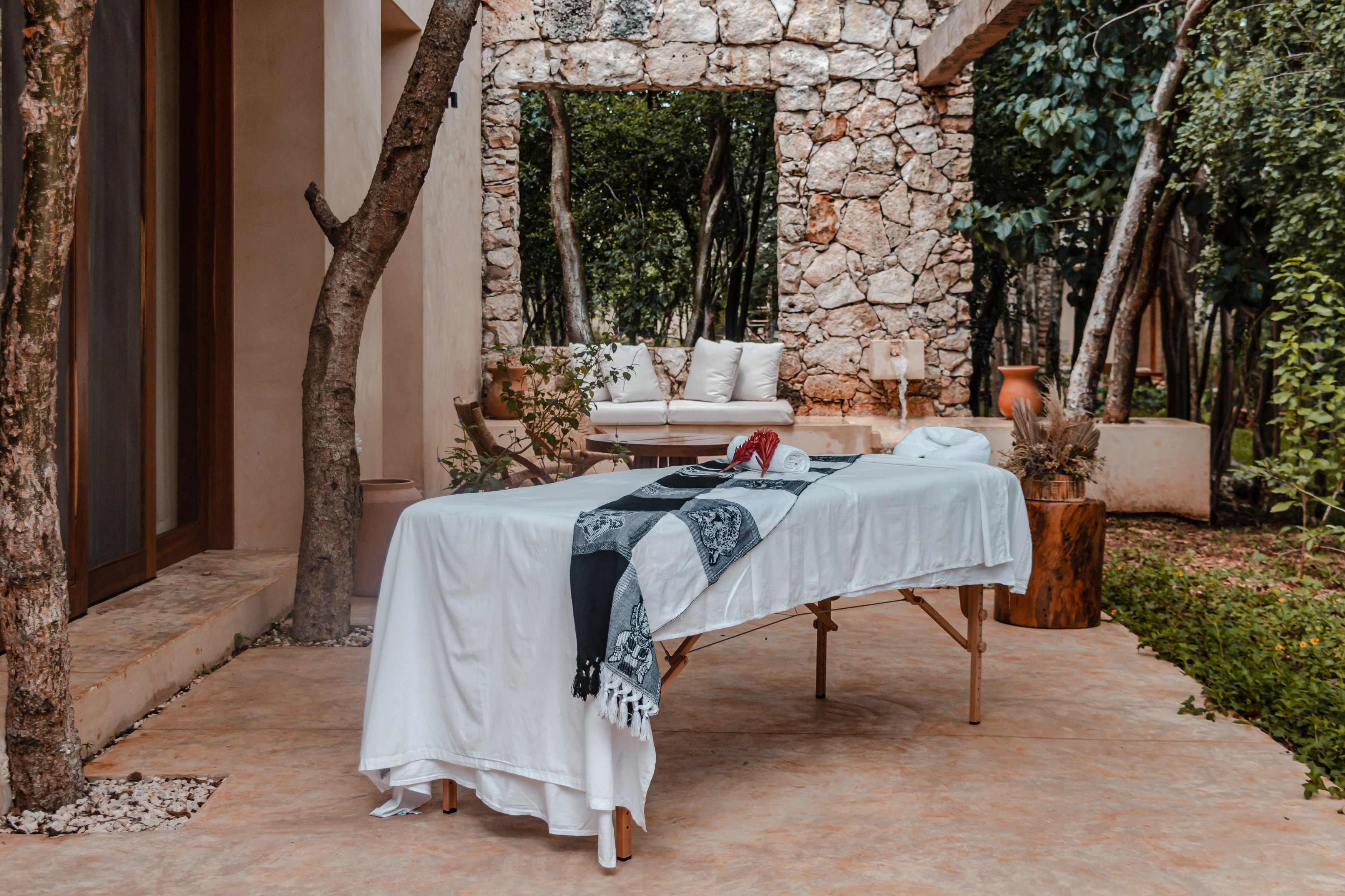 MX-Oriundo Luxury Nature Villas-Massage bed beleven.JPG