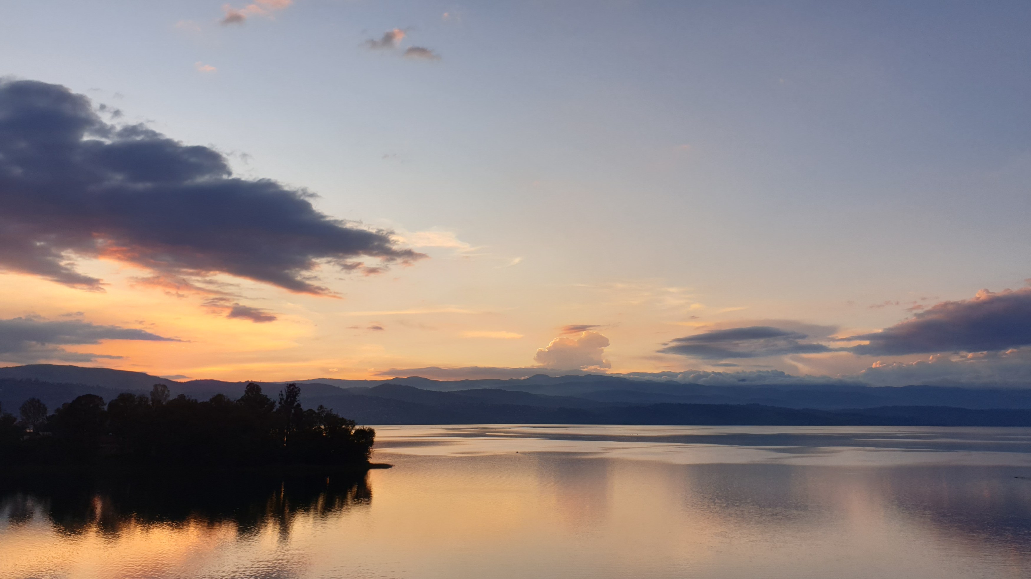 RW-Excursie-LakeKivu-sundowner.jpg