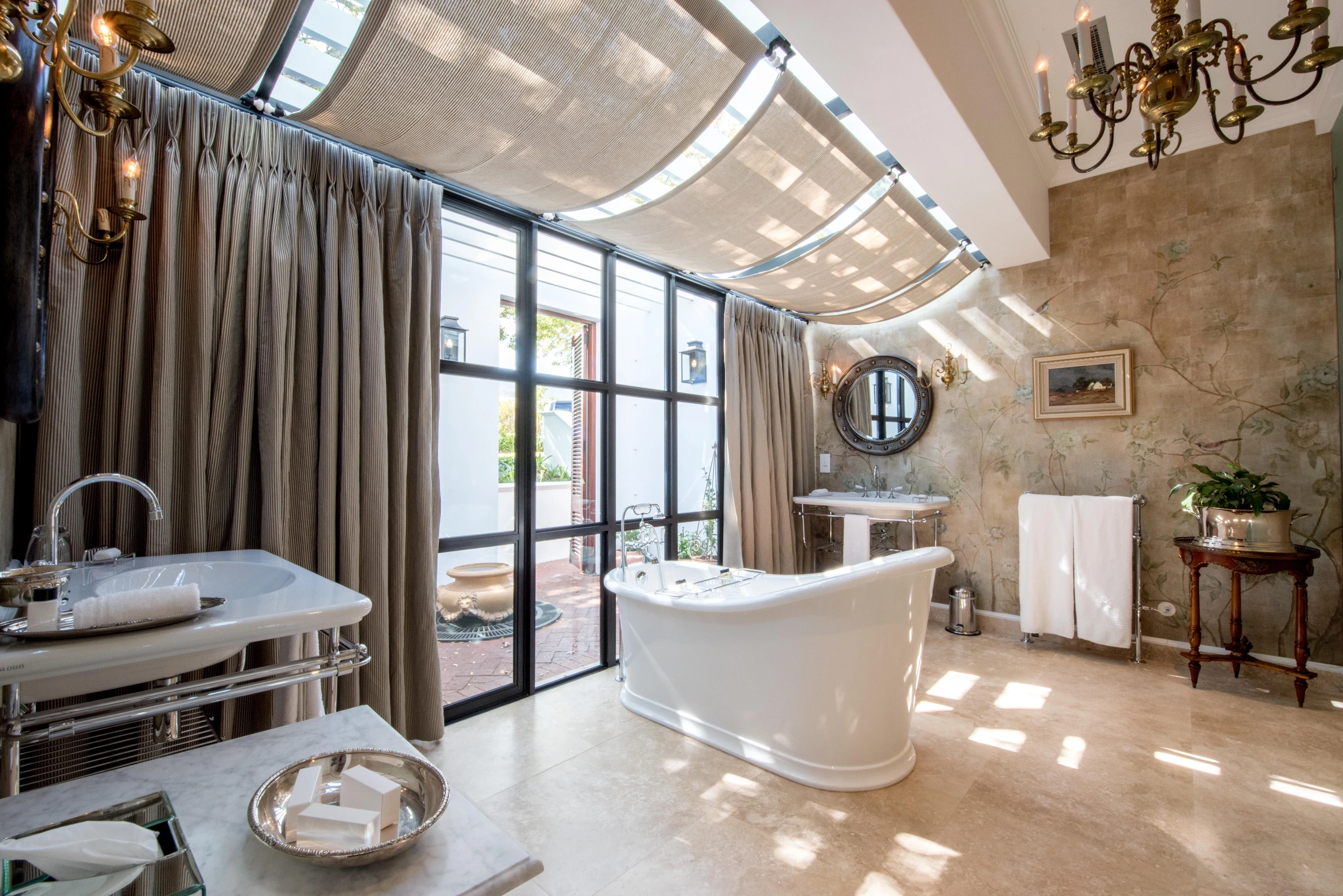ZA-Lanzerac Hotel Classic Room Bathroom.webp