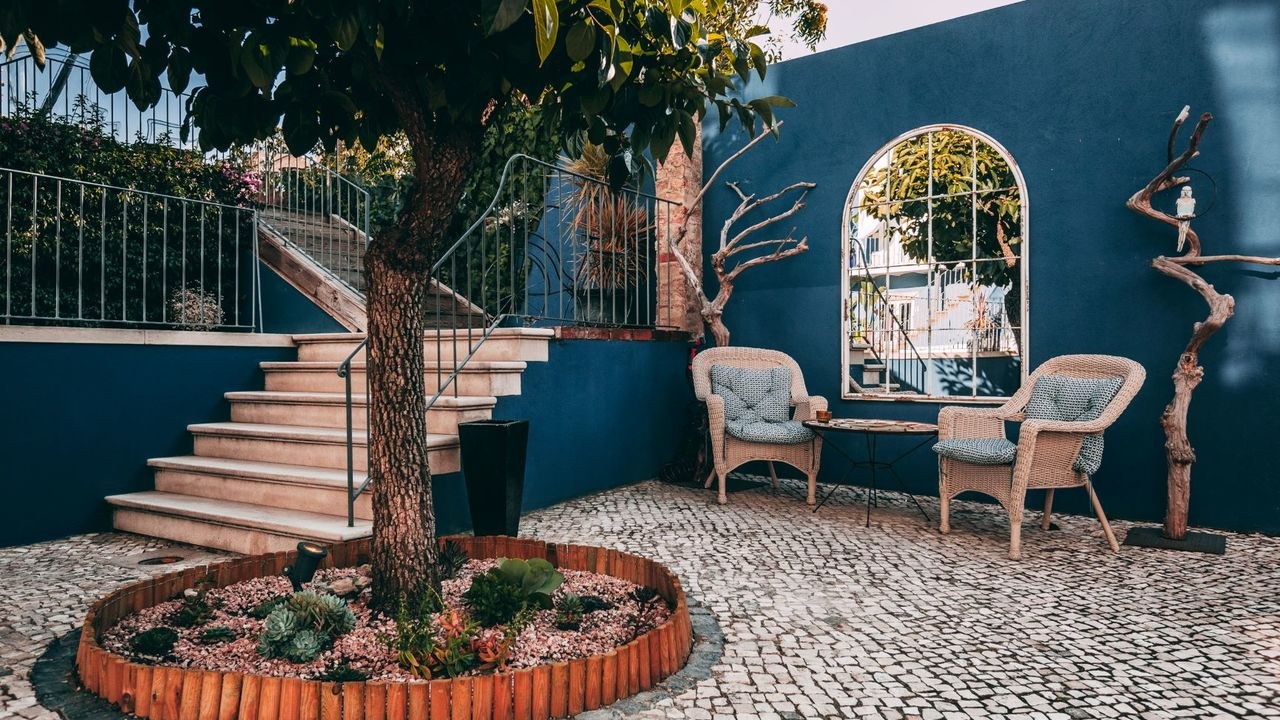 PT-Torel-Palace-courtyard-sittingarea.jpg